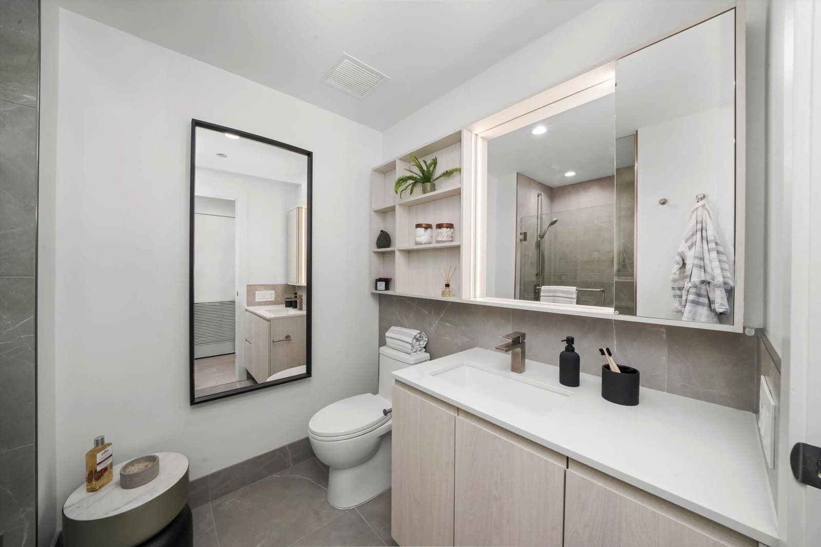 Building Photo - 353 N Halsted St