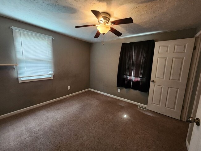 Building Photo - Clean, 3 Bedroom Home Available Today!