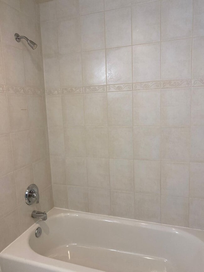 Building Photo - Spacious Seattle Condo - $2,400