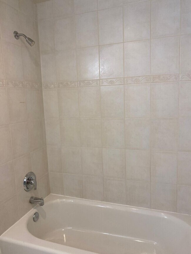 Building Photo - Spacious Seattle Condo - $2,500