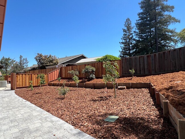 Building Photo - 7071 Martwood Way