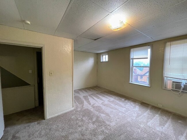 Building Photo - 3 bed 1.5 bath - new flooring, new appliances