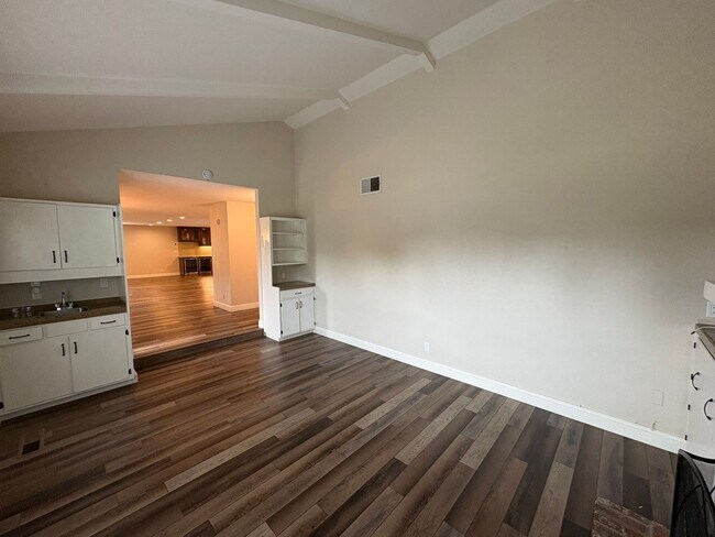 Building Photo - NW Visalia Home Near Country Club Available Now! *Private Showing Only*