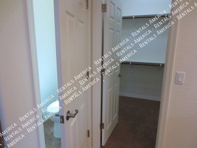 Building Photo - 1133 E Buckingham Ave