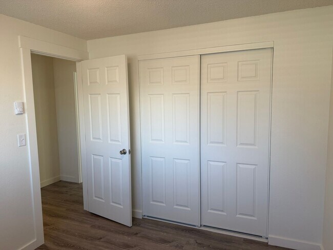 Building Photo - Updated 2 bedroom 1.5 bath duplex in Thurston!