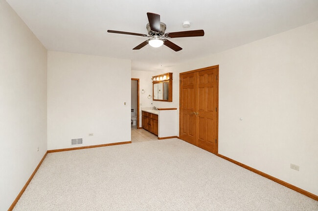 Building Photo - 706 North Point Dr