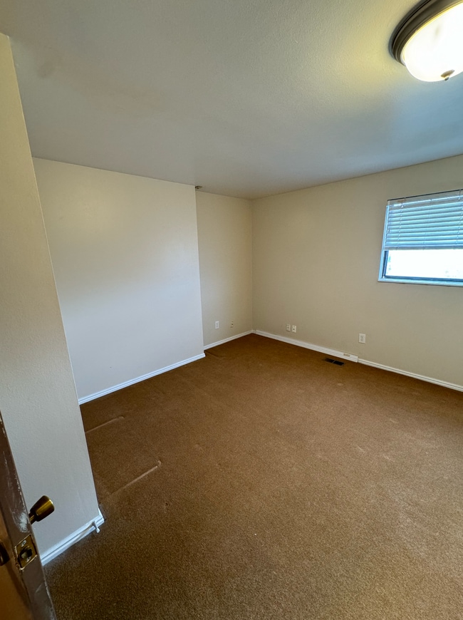 Building Photo - Orem Duplex