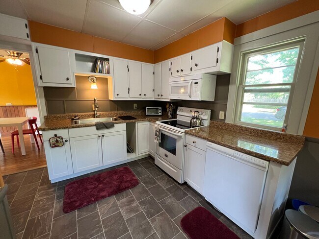Building Photo - Lovely Furnished Home Available September ...