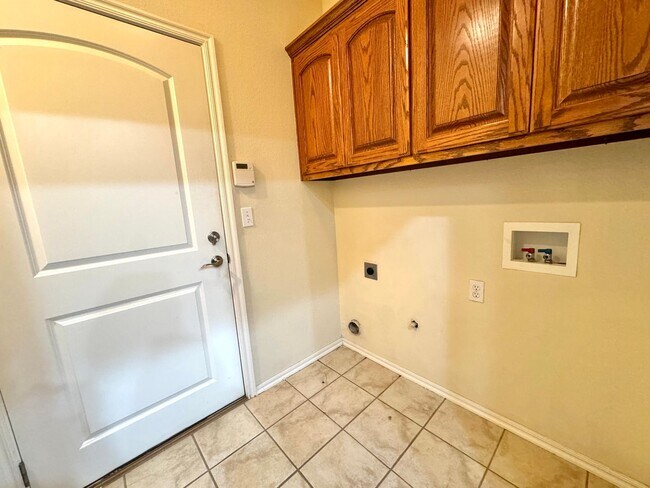Building Photo - Stunning 2 bedroom 2 bathroom townhome in ...