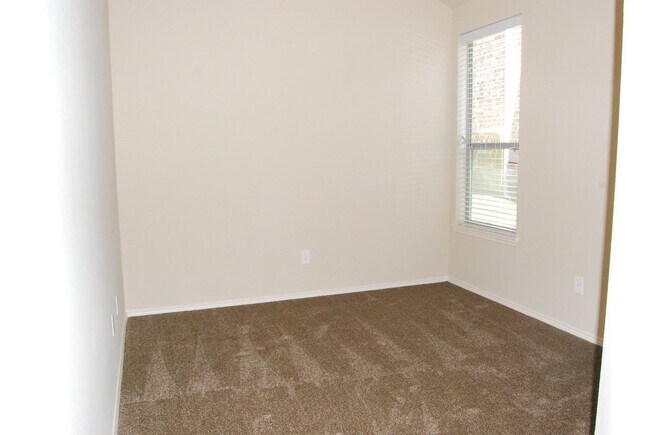 Building Photo - 371 Orbit Dr