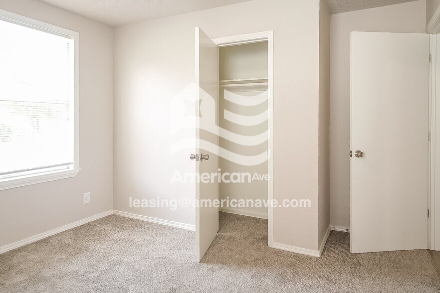 Building Photo - 147 W 49th Pl N