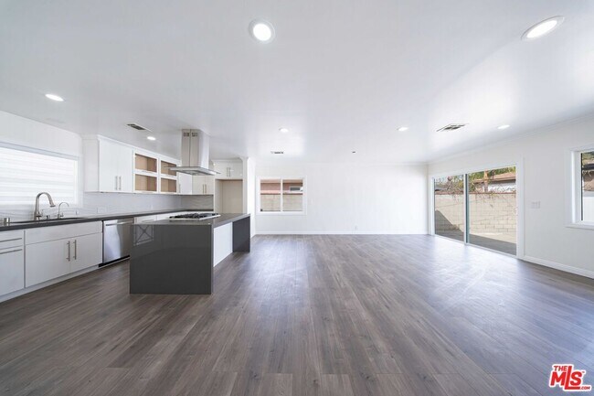 Building Photo - 8432 Glenoaks Blvd