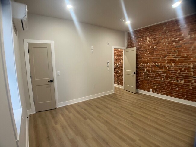 Building Photo - 121 W Sharpnack St