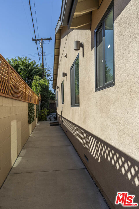 Building Photo - 977 Vernon Ave