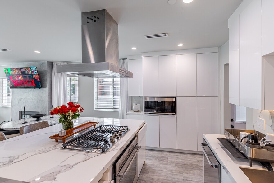 Building Photo - 8141 Hinds Ave