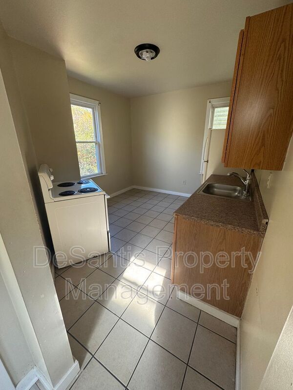 Building Photo - 207 Railroad Ave