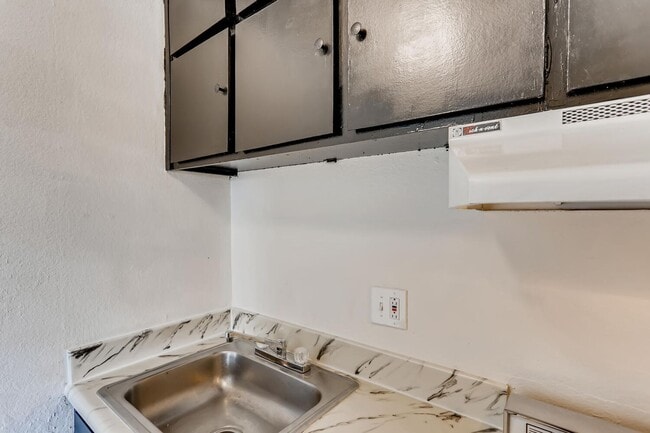 Building Photo - Super CUTE 1 bedroom Condo next to UNLV