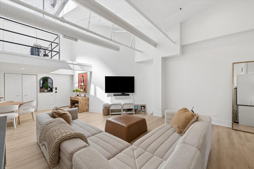Building Photo - 1000 W Diversey Pky