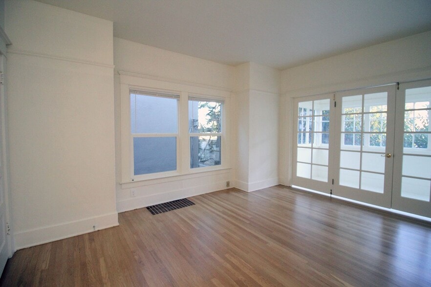 Building Photo - 2314 SW Vista Ave