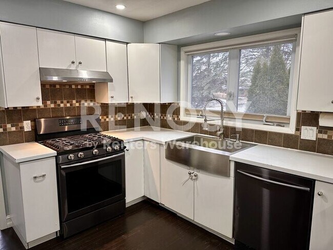 Building Photo - 5 Bedroom 3 Bathroom Single Family Home in Burnsville