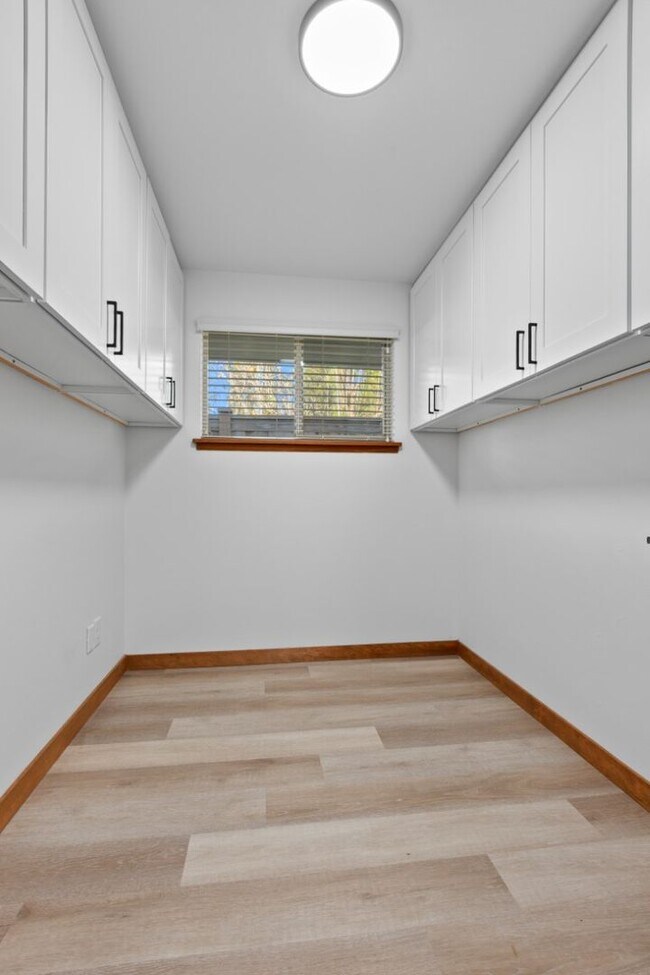 Building Photo - 4Bd/1.75Ba Seattle House