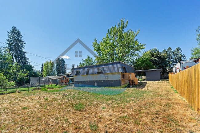 Building Photo - Large 4 Bedroom 2 Bathroom Home with Off S...
