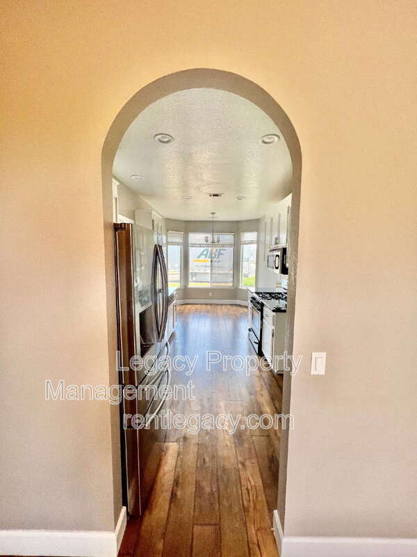 Building Photo - 1605 Paseo Flores Dr