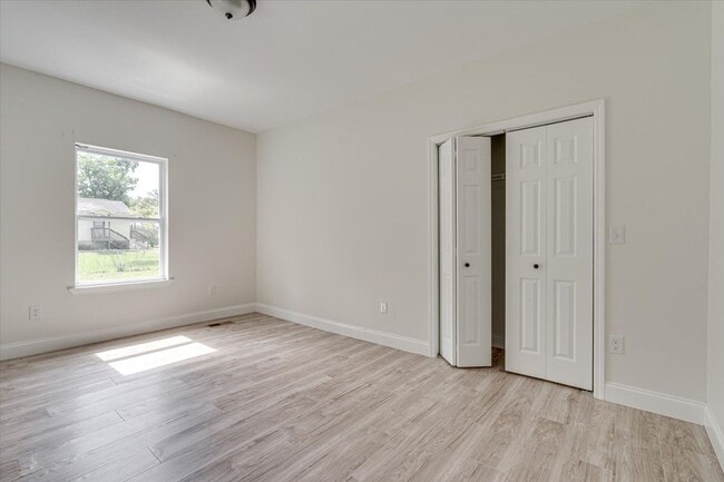 Building Photo - Spacious 4-Bedroom Home in Quiet Neighborh...