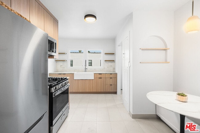 Building Photo - 612 Romulo St