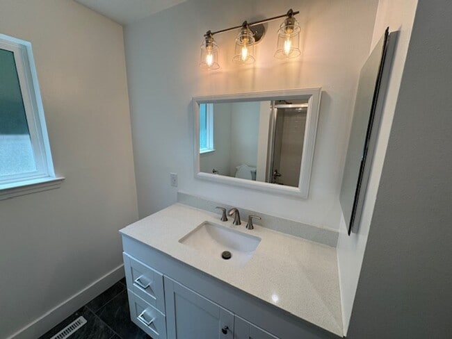 Building Photo - Beautiful 3 Bedroom, 1.5 Bath Home Available Soon!