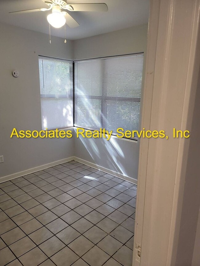 Building Photo - Spacious 3BR/2BA Home on a Quiet Corner Lot!