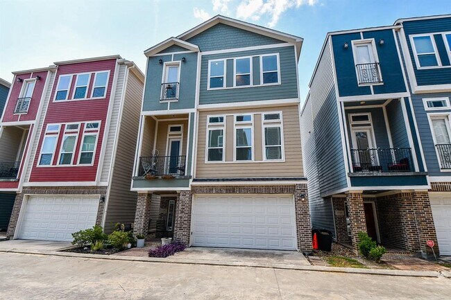 Building Photo - 2109 Bidwell Dr