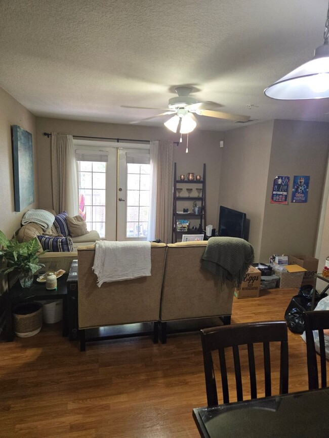 Building Photo - Room for rent in a 4BA/4BR condo walking d...