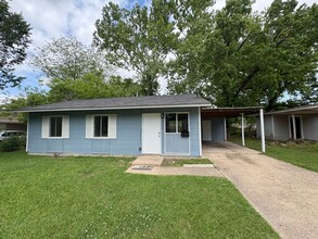 Building Photo - Amazing 3 bedroom/1 bath home with huge kitchen & Central Air/heat