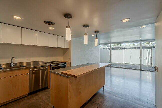 Building Photo - 4411 N 40th St