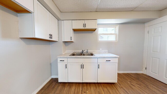 Building Photo - Old Brooklyn - 3 Bedroom Single Family Home