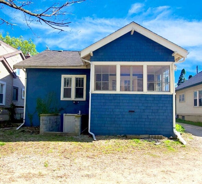 Building Photo - 903 Dewey Ave