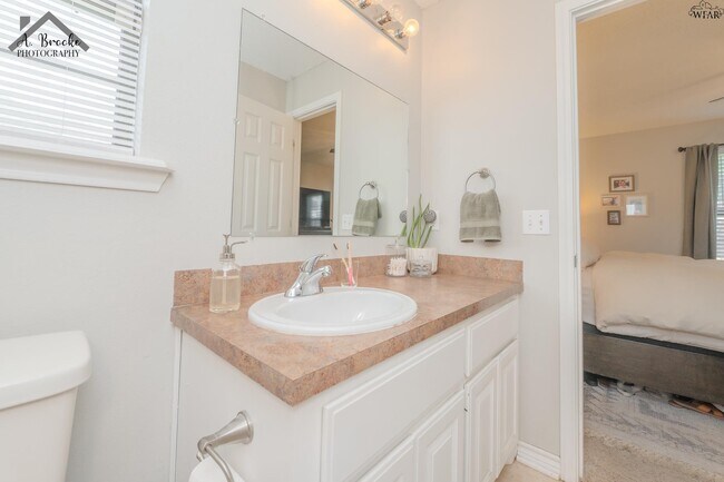 Building Photo - 1505 City View Dr