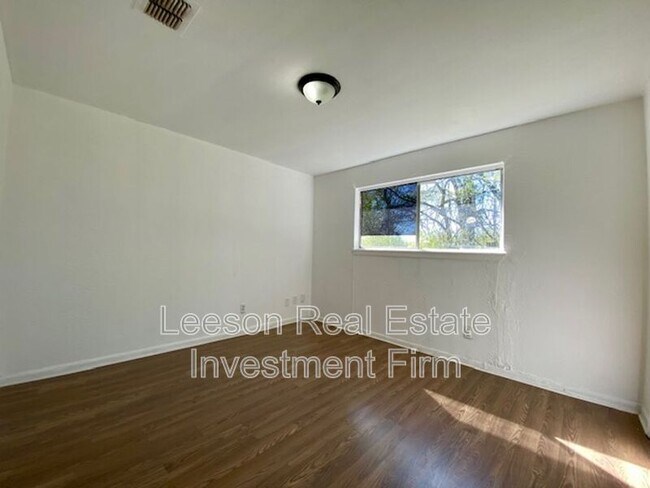 Building Photo - 323 W 83rd St