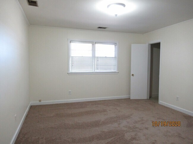Building Photo - 326 W Hampton Ave