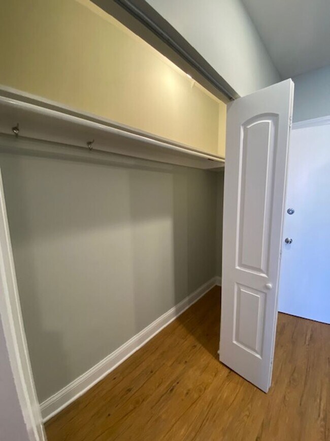 Building Photo - Uptown studio! Separate kitchen - Red Line!