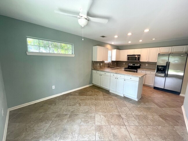 Building Photo - 3 Bedroom, 2 Bath Townhome in Park West of...