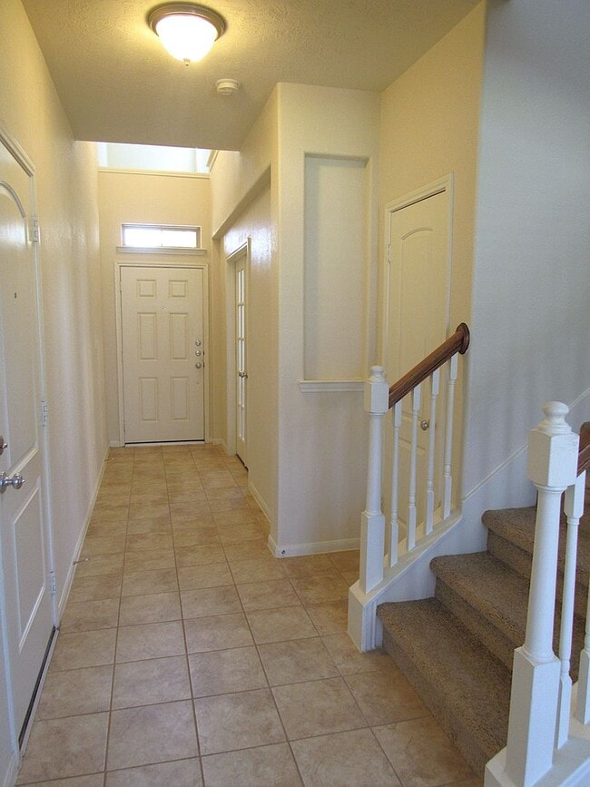 Building Photo - Spacious, Modern and Conveniently Located ...