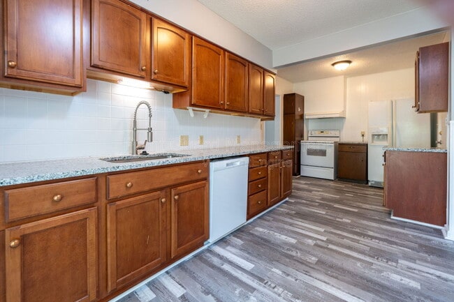 Building Photo - 4722 E Elm St