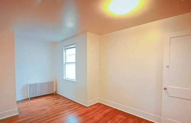 Building Photo - Minutes to Campus / 5 Bedroom / 2 Bathroom