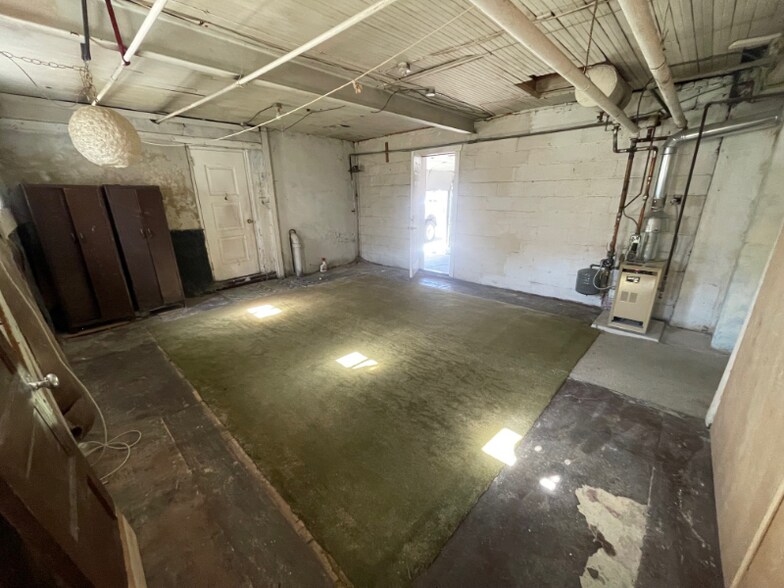 Building Photo - 2438 S 5th St