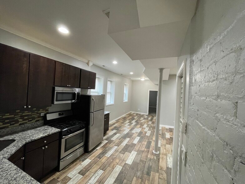 Building Photo - 3057 N Troy St