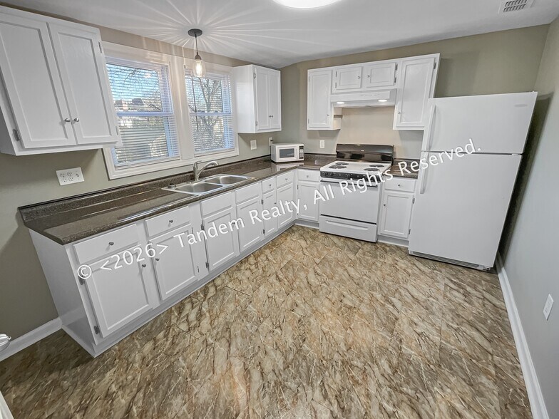 Building Photo - 2228 Ashwood Ave