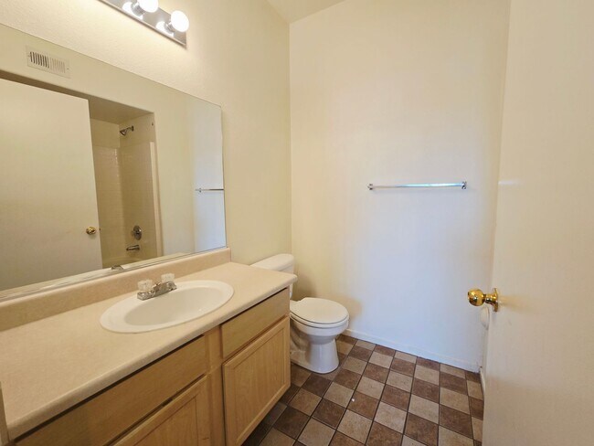 Building Photo - BEAUTIFUL 2 BEDROOM / 2 BATH LOWER LEVEL C...