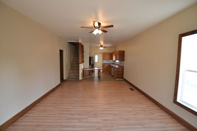 Building Photo - Remodeled 3-bedroom, open floor plan, Newe...